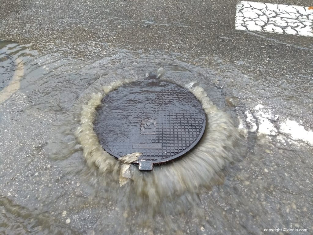agua rebosando por la alcantarilla de denia