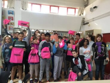 ale hop regala mochilas a alumnos del maria ibars
