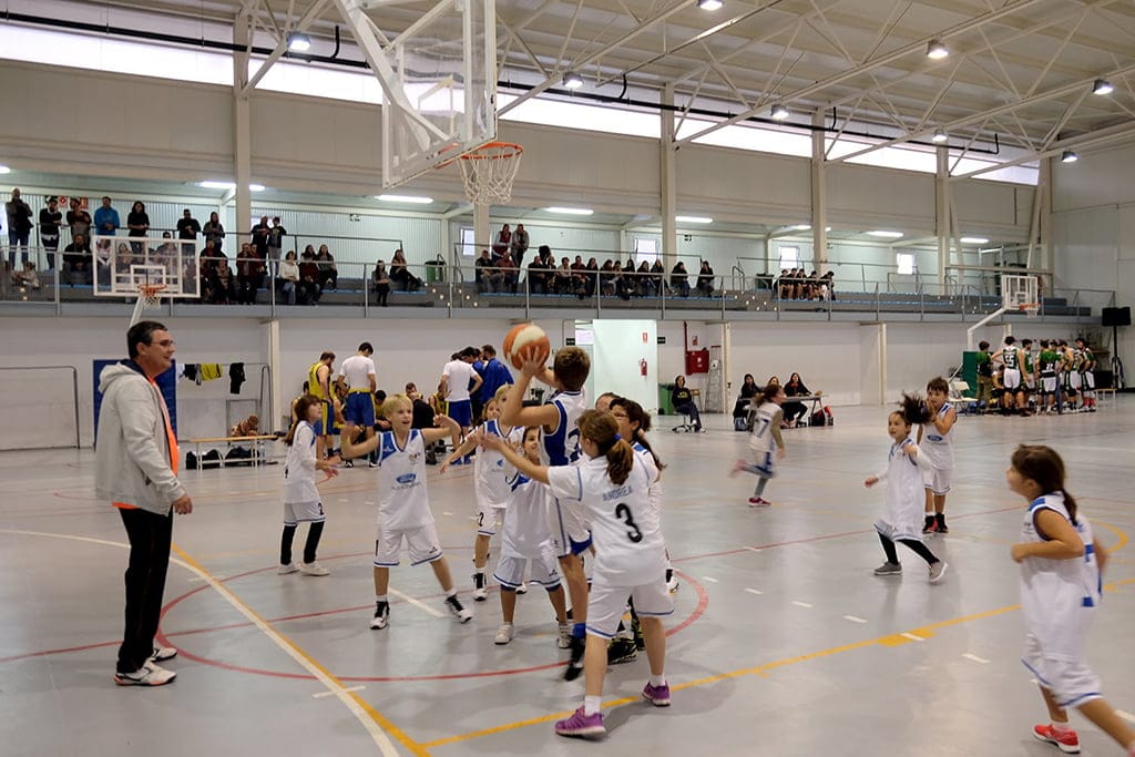 alumnos de les vessanes jugando un partido