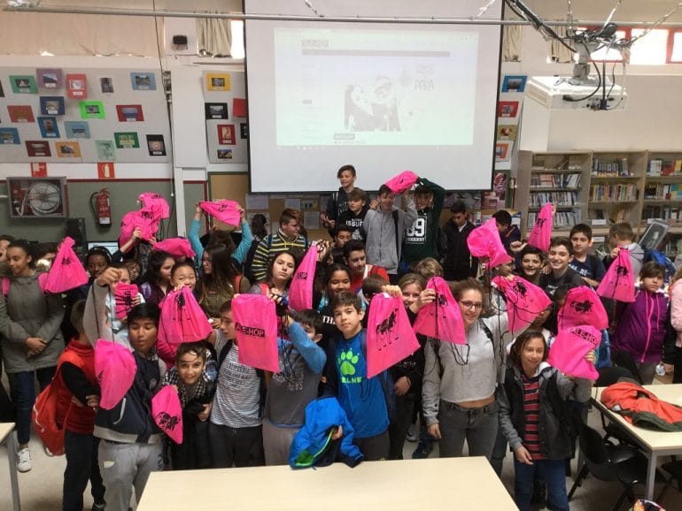 Alumnos del María Ibars con sus mochilas