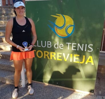 andrea redondo con su trofeo en torrevieja