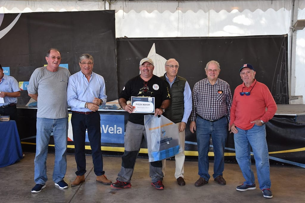 antonio signes con su premio a la pieza mayor capturada