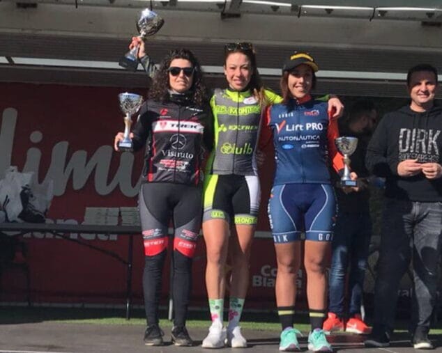 ayda parra en lo alto del podio