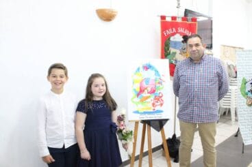 Bernardo Estela con los cargos infantiles del Saladar