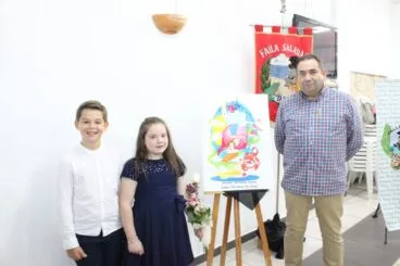 Bernardo Estela con los cargos infantiles del Saladar