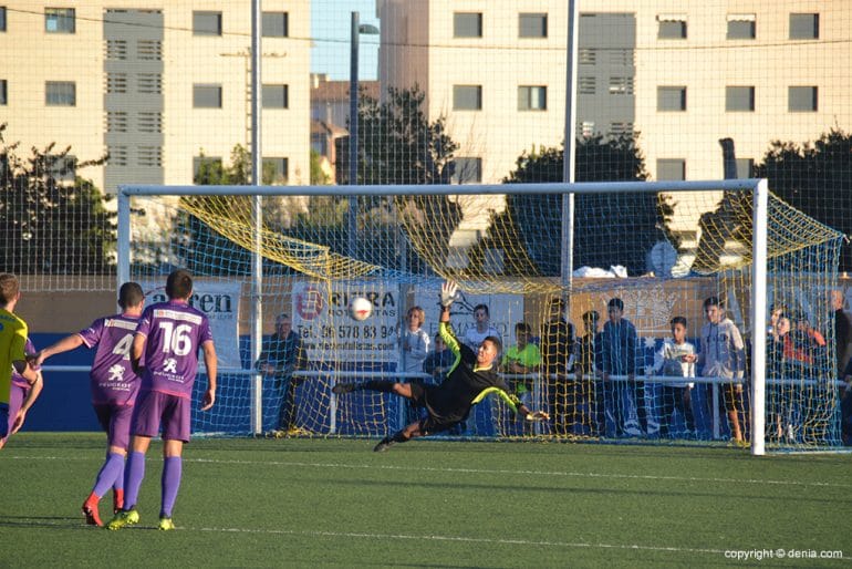 Camilo desviando el penalty lanzado por Panucci