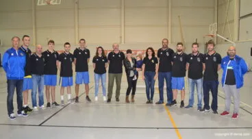 Cuerpo Técnico del Dénia Básquet y de la Escuela Municipal con autoridades