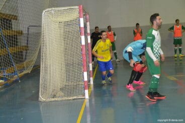 curro atento en el segundo palo