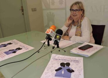 elisabet cardona presenta la programacion del 25n en denia