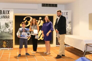 Entrega de regalos a los cargos infantiles