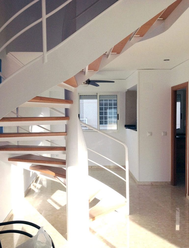 Escalera blanca Reformas Integrales Macamon