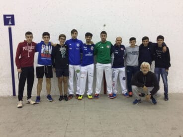 estudiantes del ies numero 3 en una partida de pilota