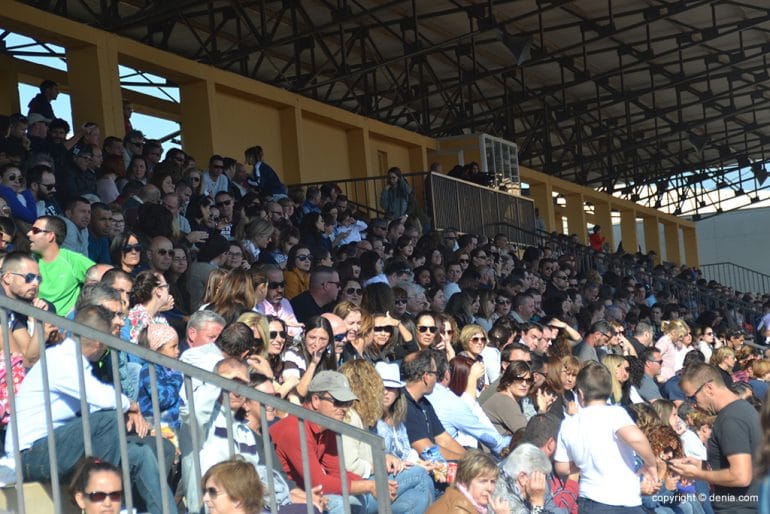 Grada repleta de publico