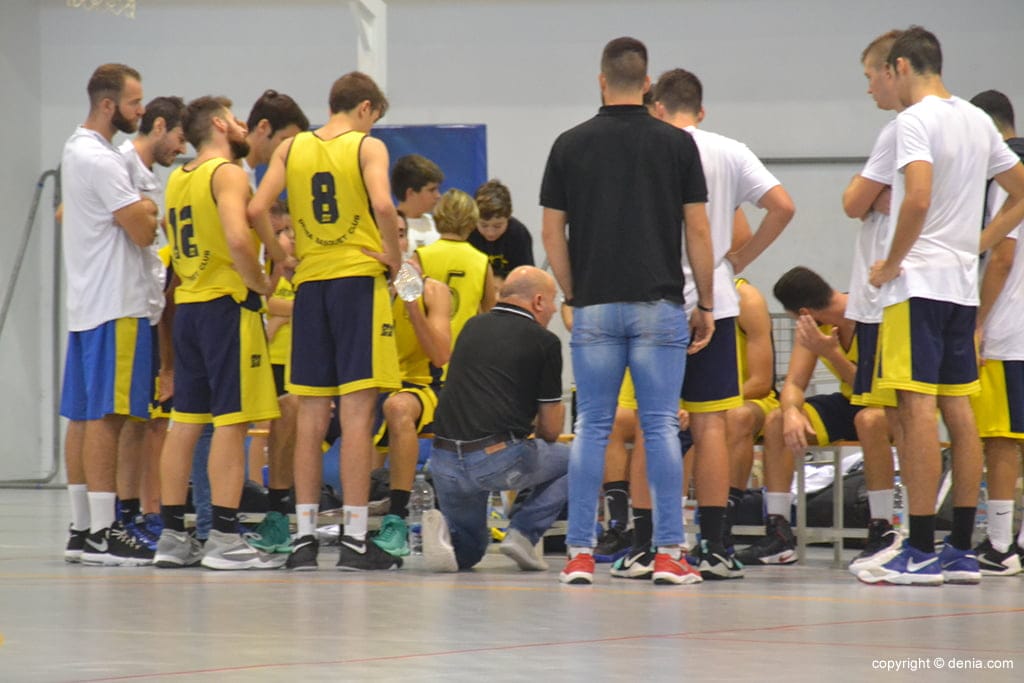 Suerte diferente para los equipos seniors del Dénia Básquet Club 1 jesus pantojo con sus jugadores