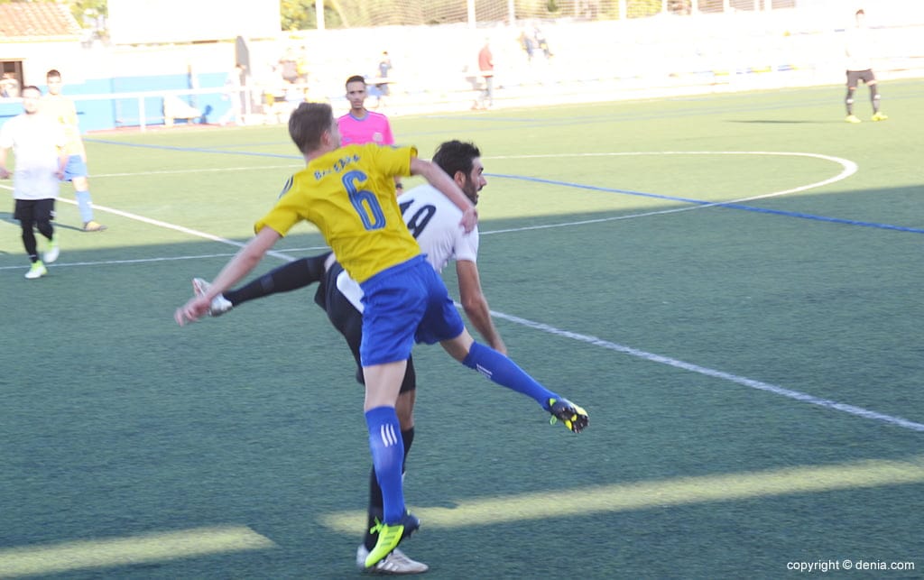 jordi saltando a por un balon