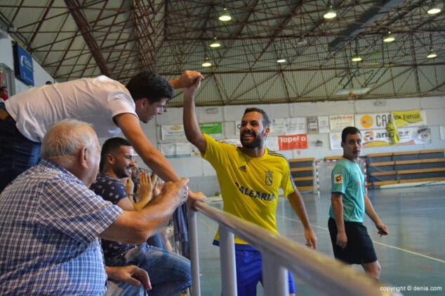 juanjo brindando un gol a su companero david gonzalez