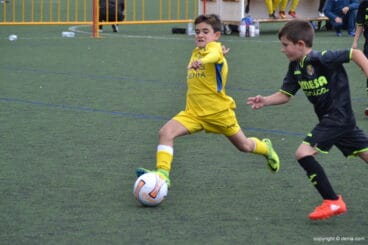 jugador benjamin de la fb denia con el esferico