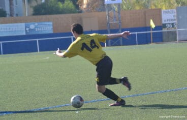 jugador del const ricardo manas durante un partido