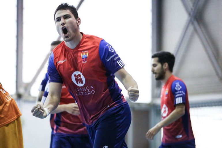 Jugador de l'Futsal Aliança Mataró celebrant un gol