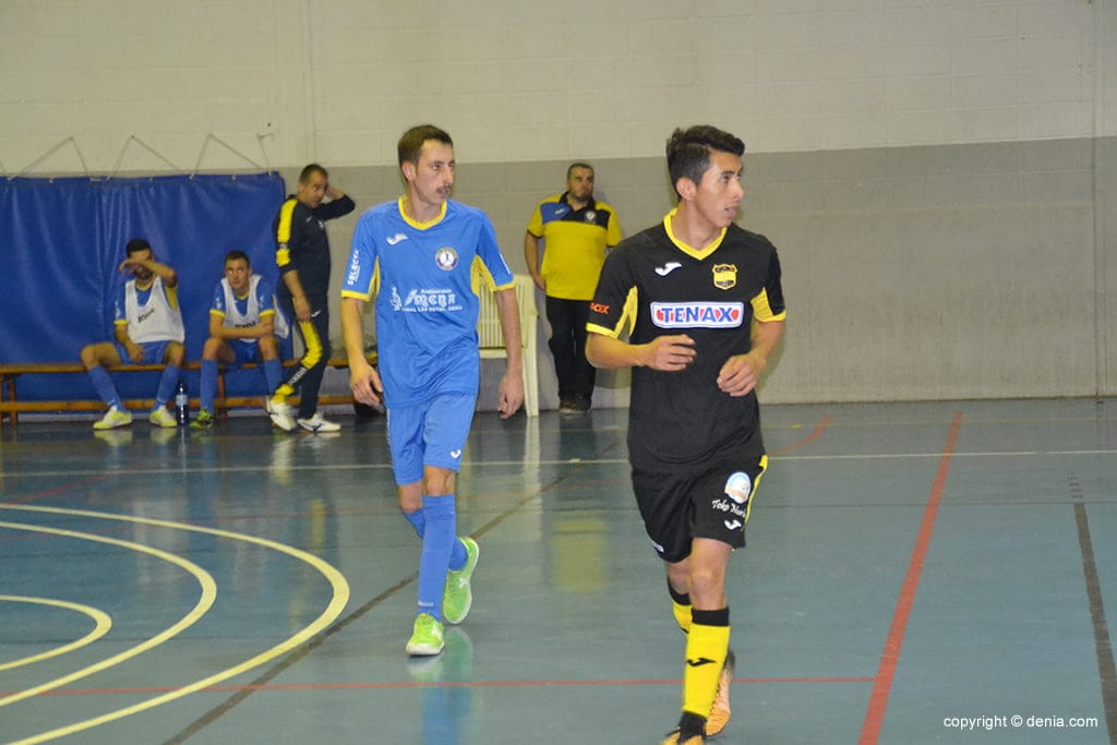 jugador dianense marcando a un rival