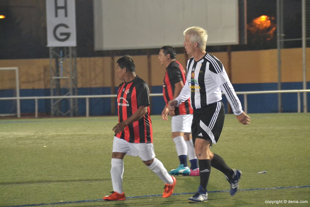jugadores de kamarca y ecolatinos durante el partido