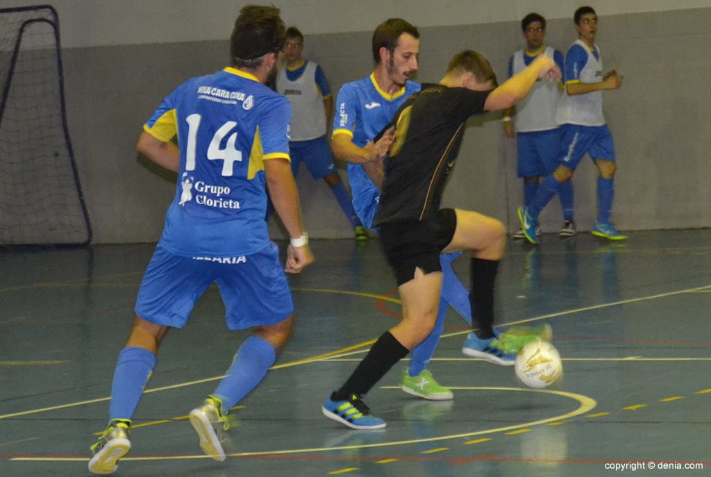 jugadores del cfs dianense luchando por un balon