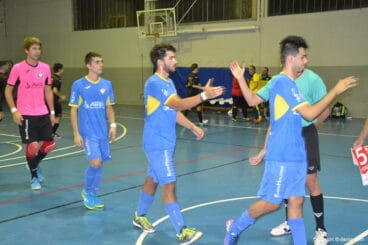 jugadores del cfs dianense saludando a los arbitros