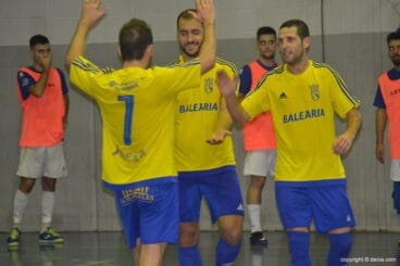 jugadores del denia futsal celebrando un gol