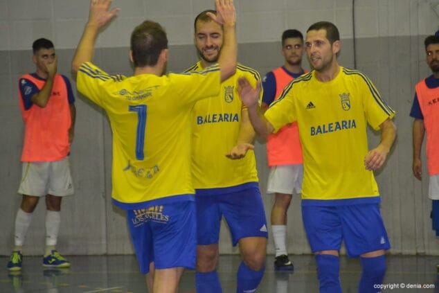 jugadores del denia futsal celebrando un gol