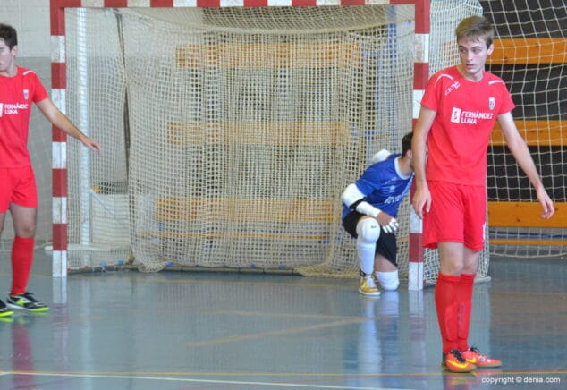 jugadores del paidos denia defendiendo