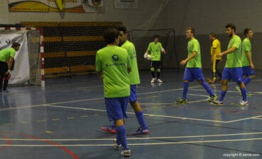 jugadores dianenses calentando antes de un partido