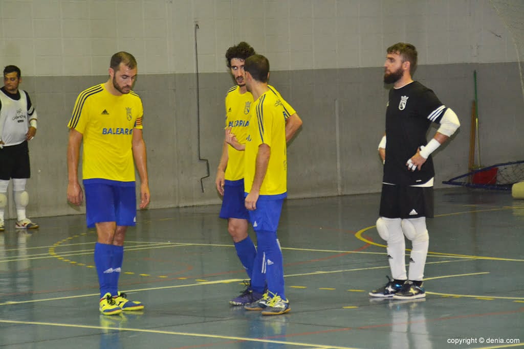 Entrega total de los jugadores del Dénia Futsal pese a no poder frenar al Salou FS (6-2) 1 jugadores dianenses durante un partido
