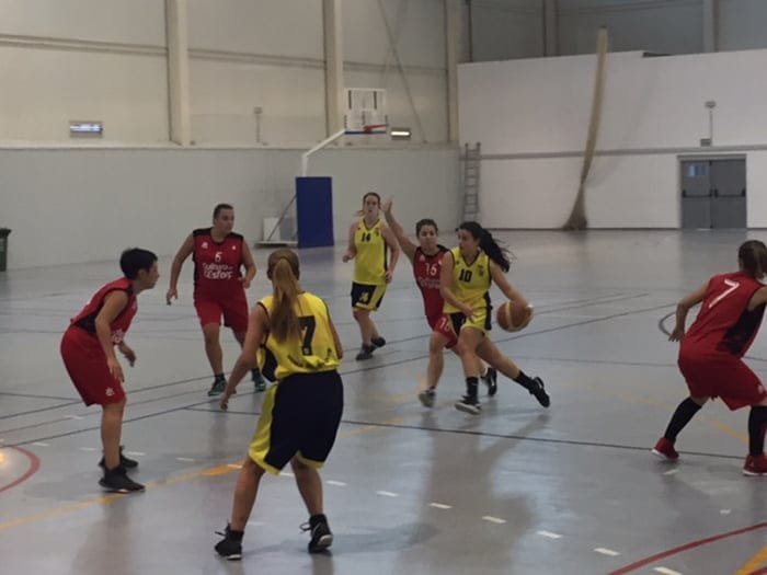 la base dianense tratando de romper la defensa del cb pego