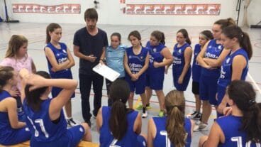 las infantiles del denia basquet durante un tiempo muerto
