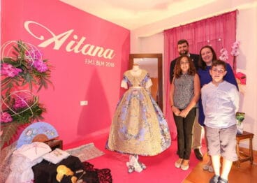 los cargos de baix la mar visitando la indumentaria de aitana