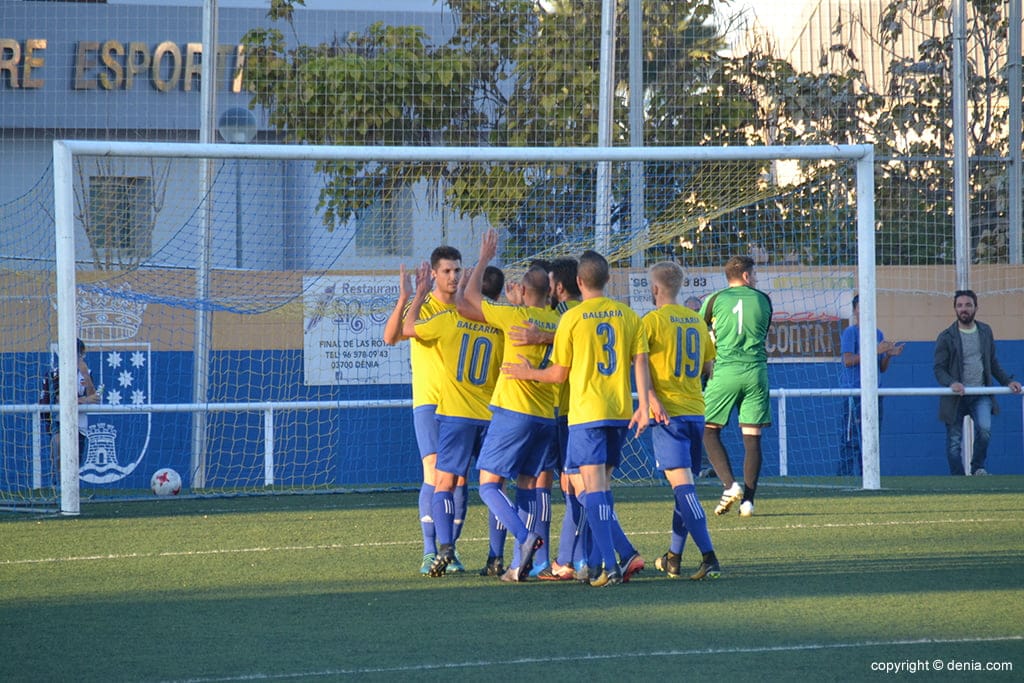 los dianenses celebrando el tanto de cesar