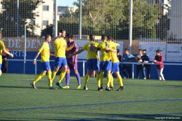 los jugadores del cd denia celebrando el primer gol de cesar