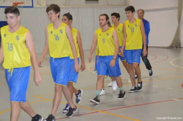 Los juniors saltando a la pista