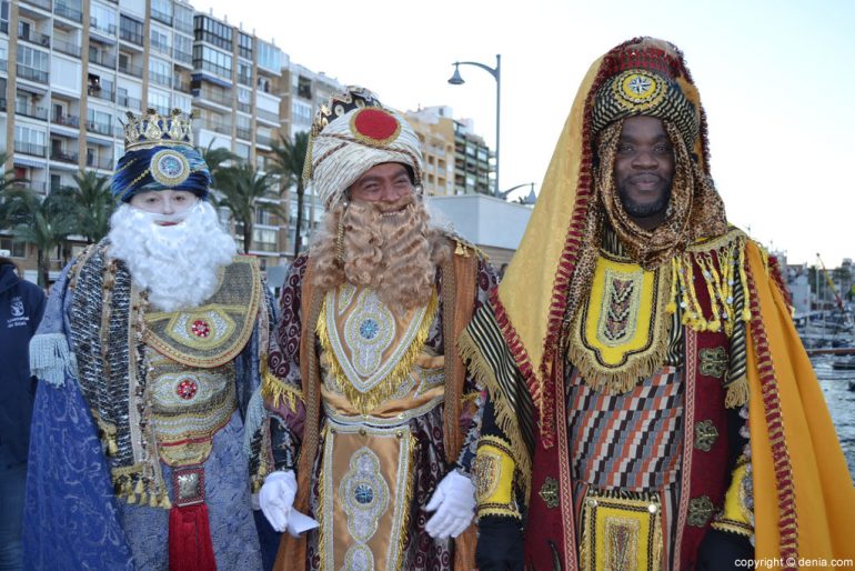Los reyes magos a su llegada a Dénia en 2017