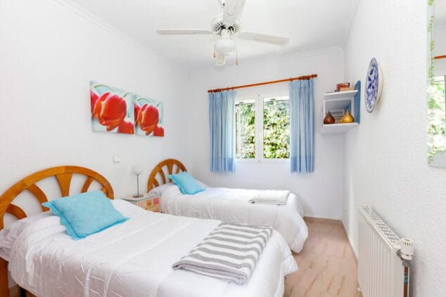 luminoso dormitorio de la casa almendros quality rent a villa