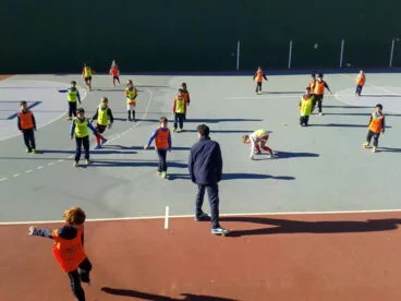 ninos y ninas en el campus de futbol sala del denia futsal