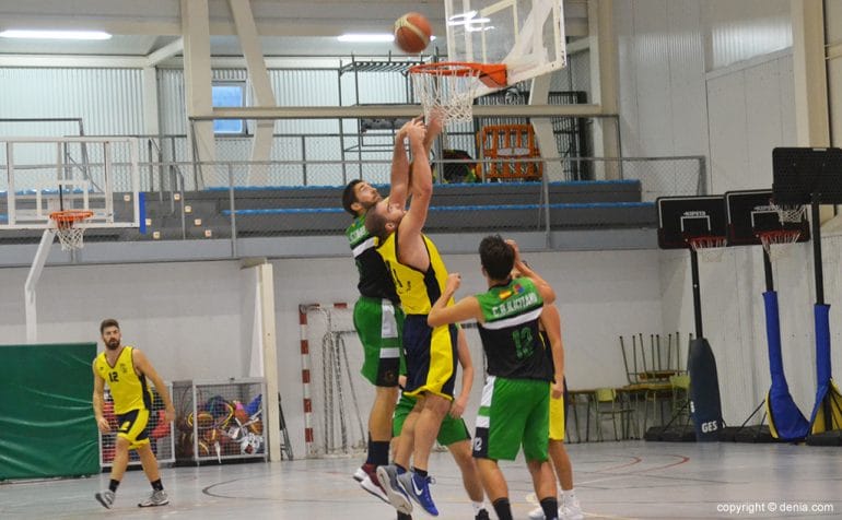 Paco Roselló luchando un rebote