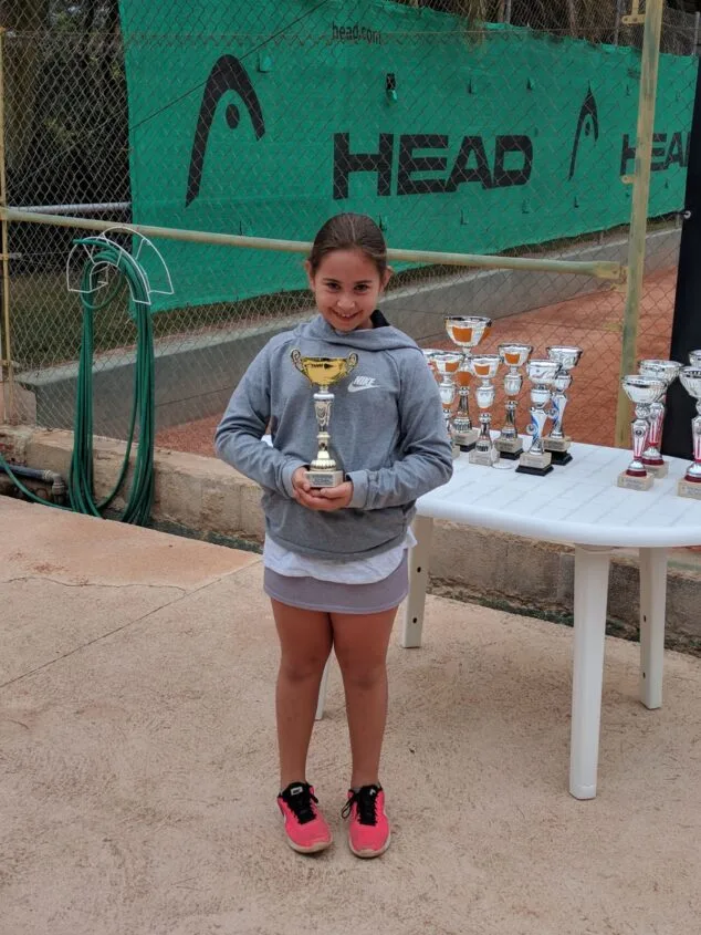 Buenos resultados para los tenistas del Club Tenis Dénia en la liga comarcal 4 patricia fernandez con su trofeo