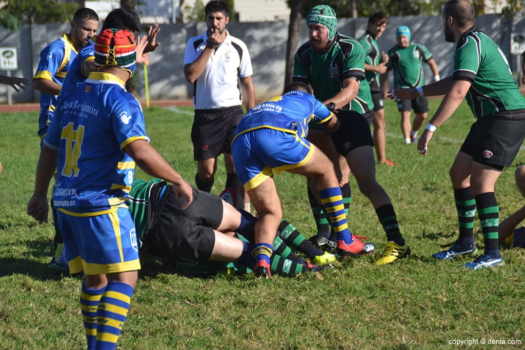 placaje a un jugador dianense