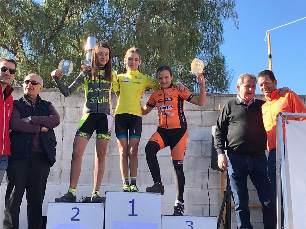 raquel perez en el podio del ciclocross de moncada