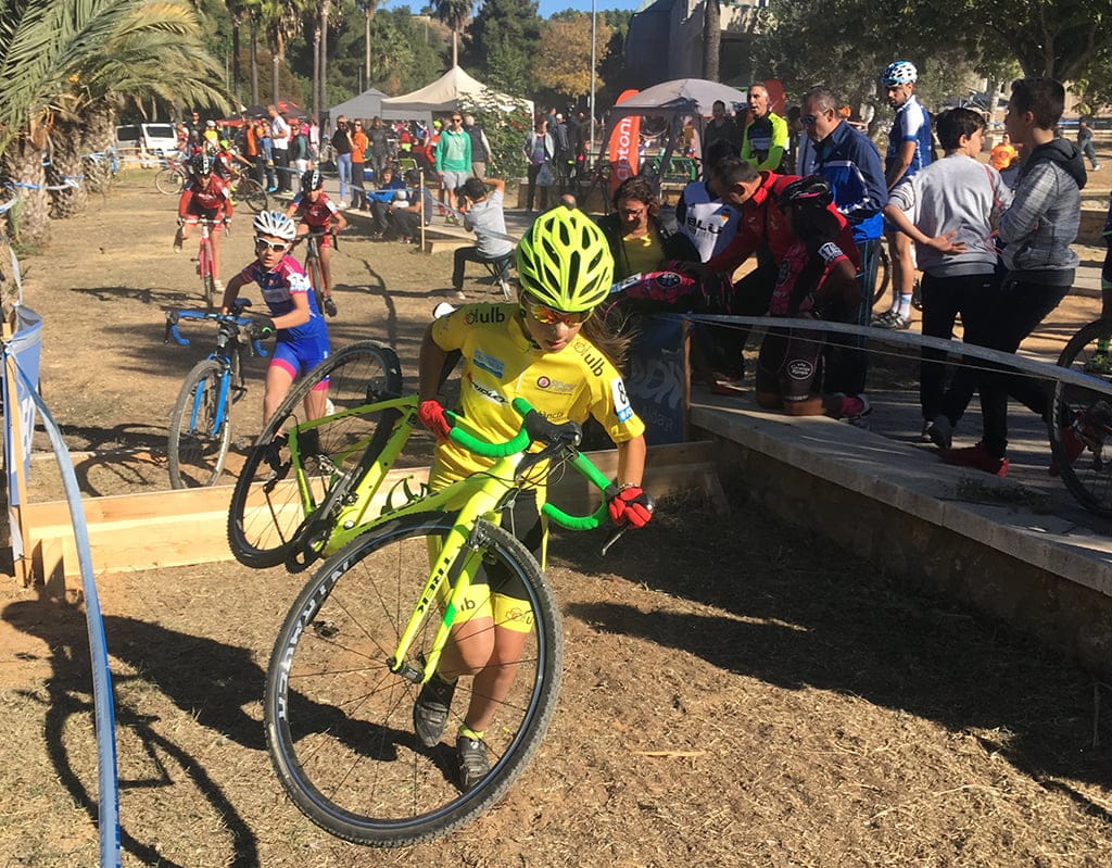 Buena actuación de los ciclistas de la UC Montgó-Ulb en el 'II Trofeo Villa de Buñol' 1 raquel perez en una zona complicada