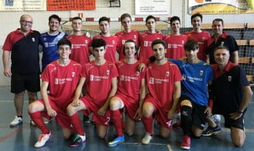 raul gil con sus chicos del equipo juvenil del paidos