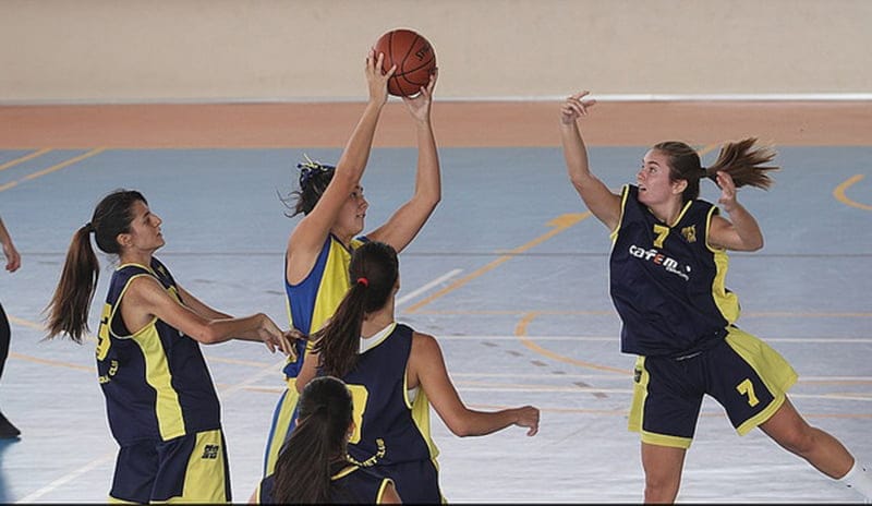 rebote de una jugadora junior