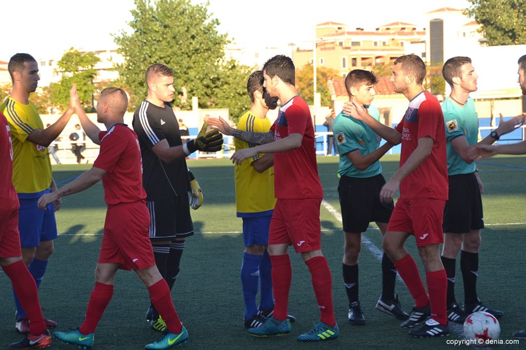 saludos entre jugadores de cd denia y cd contestano