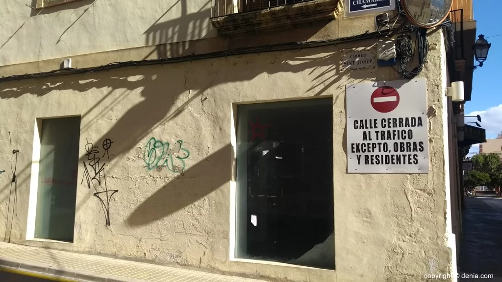 Señal de prohibido en la calle Sant Josep